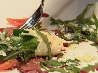 Rezept: Carpaccio vom Rehrücken an Waldbeerenmarinade und gehobeltem Käse Carpaccio vom Rehrücken an Waldbeerenmarinade und gehobeltem Käse - Rezept