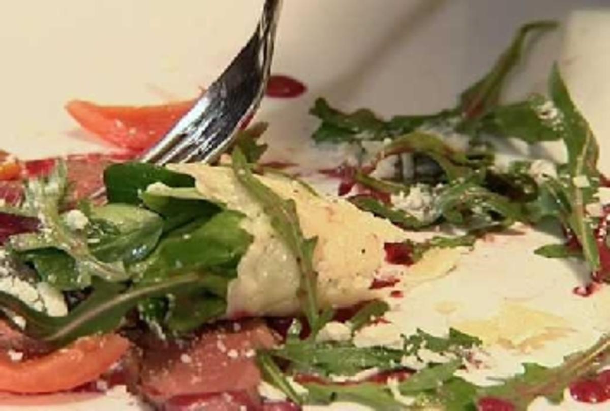 Carpaccio vom Rehrücken an Waldbeerenmarinade und gehobeltem Käse ...
