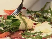 Carpaccio vom Rehrücken an Waldbeerenmarinade und gehobeltem Käse - Rezept