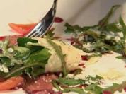Carpaccio vom Rehrücken an Waldbeerenmarinade und gehobeltem Käse - Rezept