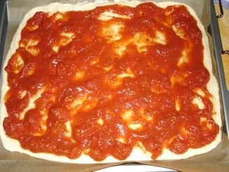 Rezept: Schneller einfacher Pizzateig + Tomatensoße Bild Nr. 2 Schneller einfacher Pizzateig + Tomatensoße - Rezept - Bild Nr. 2