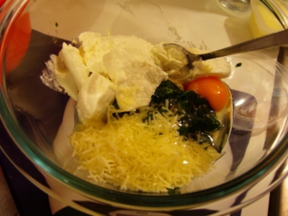 Crespelle con spinaci ripiene // Pfannkuchen mit Spinat gefüllt - Rezept - Bild Nr. 7