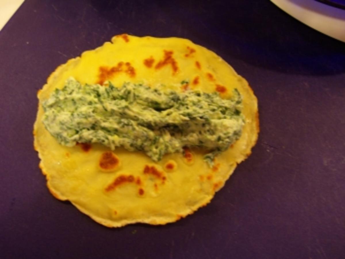 Crespelle con spinaci ripiene // Pfannkuchen mit Spinat gefüllt - Rezept - Bild Nr. 9
