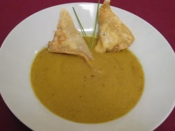 Kichererbsensuppe mit Minz-Frischkäse-Wan-Tans - Rezept