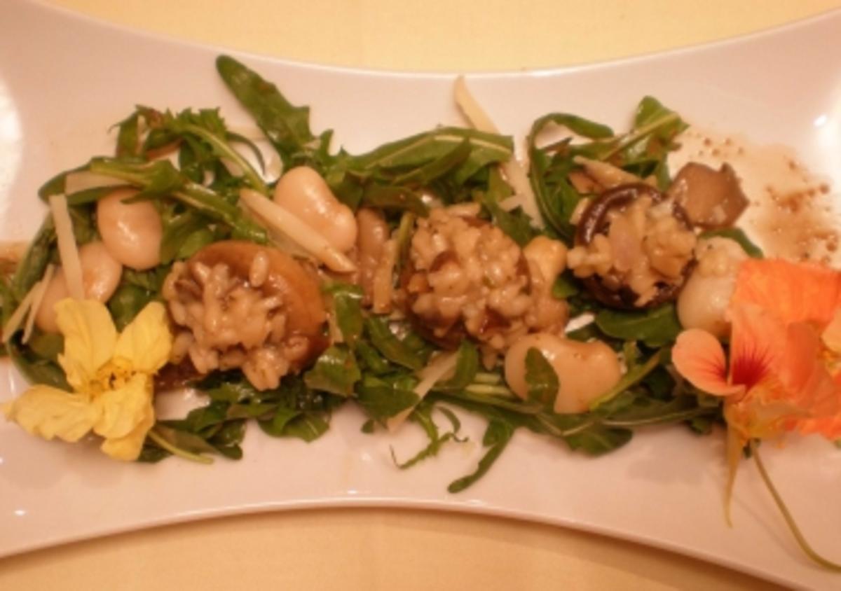 Shitake-Pilzrisotto in Riesenchampignons an Rucolasalat, gebratenen Austernpilzen und Riesenchampignons - Rezept