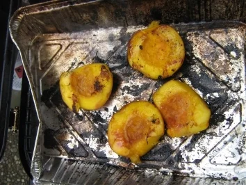 Rezept: Nektarinen karamelisiert vom Grill Nektarinen karamelisiert vom Grill - Rezept