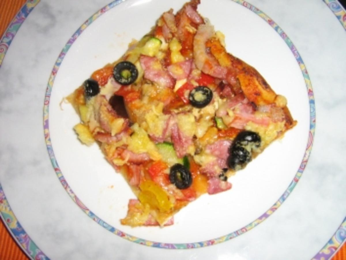 Pizza mit zweierlei Schinken und Käse mit einem Gemüsemix - Rezept