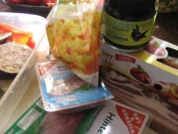 Rezept: Pizza mit zweierlei Schinken und Käse mit einem Gemüsemix Bild Nr. 2 Pizza mit zweierlei Schinken und Käse mit einem Gemüsemix - Rezept - Bild Nr. 2