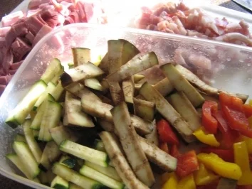 Rezept: Pizza mit zweierlei Schinken und Käse mit einem Gemüsemix Bild Nr. 3 Pizza mit zweierlei Schinken und Käse mit einem Gemüsemix - Rezept - Bild Nr. 3