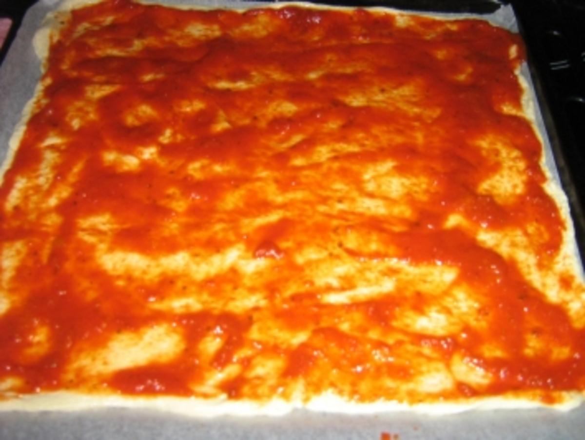 Pizza mit zweierlei Schinken und Käse mit einem Gemüsemix - Rezept - Bild Nr. 5