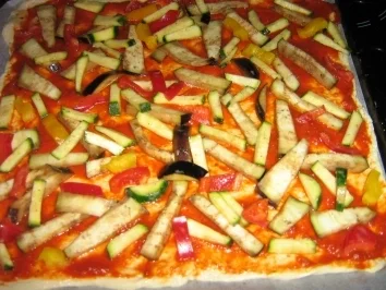 Rezept: Pizza mit zweierlei Schinken und Käse mit einem Gemüsemix Bild Nr. 6 Pizza mit zweierlei Schinken und Käse mit einem Gemüsemix - Rezept - Bild Nr. 6