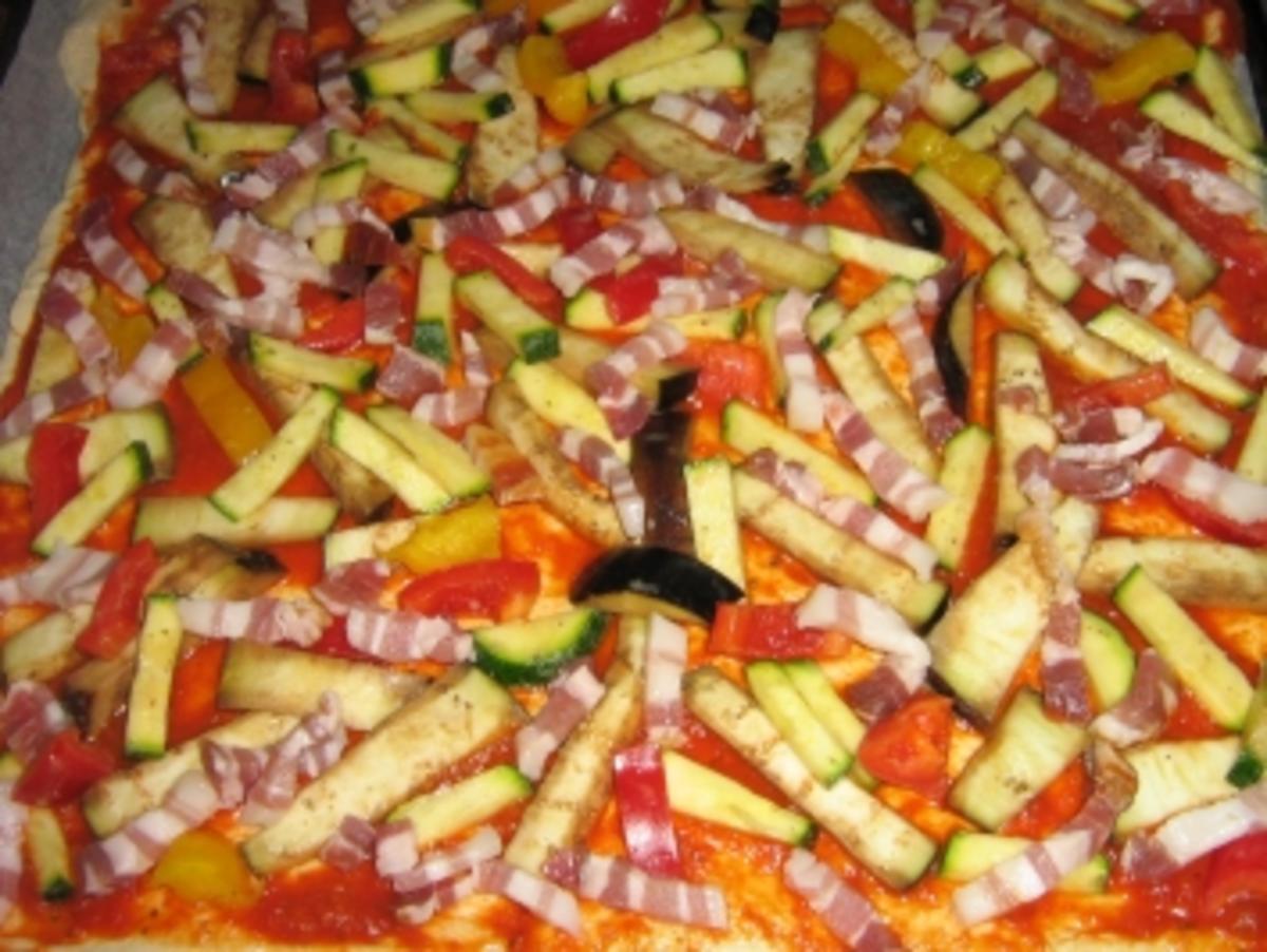Pizza mit zweierlei Schinken und Käse mit einem Gemüsemix - Rezept - Bild Nr. 7