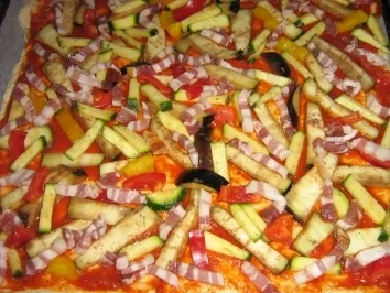 Rezept: Pizza mit zweierlei Schinken und Käse mit einem Gemüsemix Bild Nr. 7 Pizza mit zweierlei Schinken und Käse mit einem Gemüsemix - Rezept - Bild Nr. 7