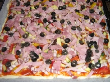 Rezept: Pizza mit zweierlei Schinken und Käse mit einem Gemüsemix Bild Nr. 8 Pizza mit zweierlei Schinken und Käse mit einem Gemüsemix - Rezept - Bild Nr. 8