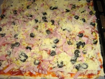 Rezept: Pizza mit zweierlei Schinken und Käse mit einem Gemüsemix Bild Nr. 9 Pizza mit zweierlei Schinken und Käse mit einem Gemüsemix - Rezept - Bild Nr. 9