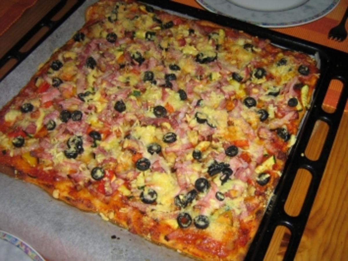 Pizza mit zweierlei Schinken und Käse mit einem Gemüsemix - Rezept - Bild Nr. 10