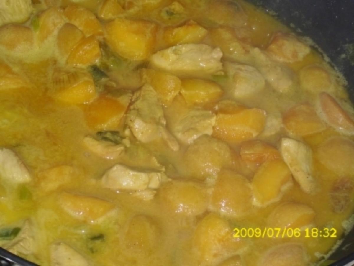 Fleisch:  Hähnchen in feiner Soße und Couscous mit Karotten- und Zucchinistreifen - Rezept - Bild Nr. 2