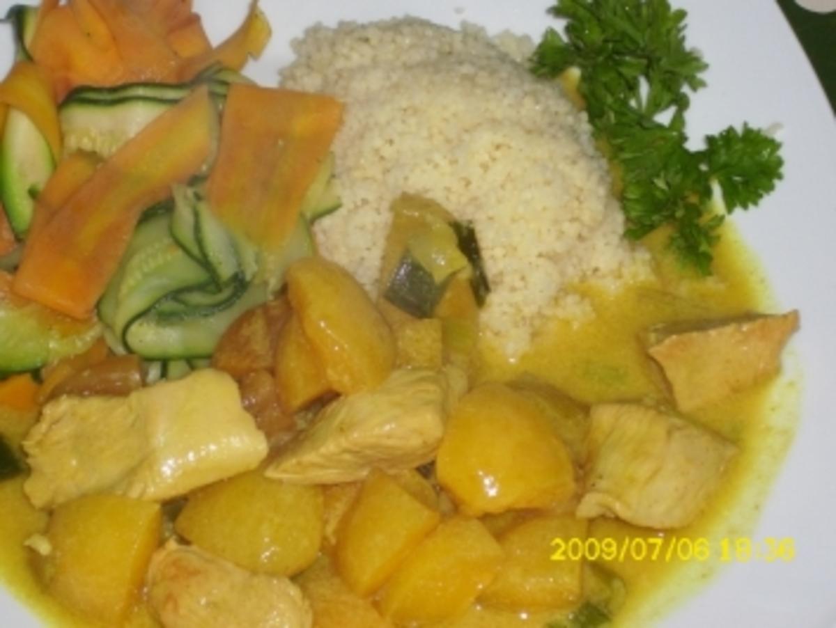 Fleisch:  Hähnchen in feiner Soße und Couscous mit Karotten- und Zucchinistreifen - Rezept - Bild Nr. 3
