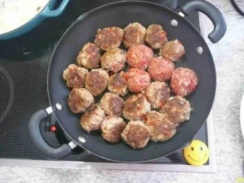 Rezept: Hackfleisch : Fleischbällchen in Currysoße Bild Nr. 4 Hackfleisch : Fleischbällchen in Currysoße - Rezept - Bild Nr. 4