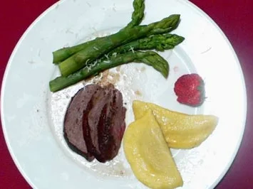 Geschmorte Rehschulter an Portweinsoße mit Maronentortelloni - Rezept