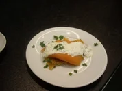 Spaghettirösti mit Räucherlachs und Joghurtdip - Rezept