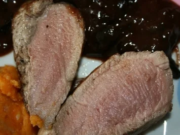 Schwein: Schweinefilet mit Wacholder - Pflaumen - Sauce - Rezept