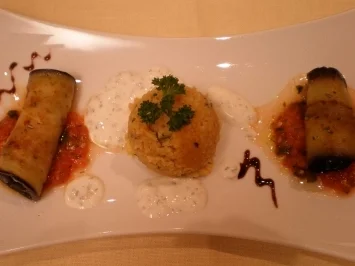 Überbackene Auberginenröllchen an Couscous und Knoblauch-Minzesoße - Rezept