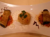 Überbackene Auberginenröllchen an Couscous und Knoblauch-Minzesoße - Rezept