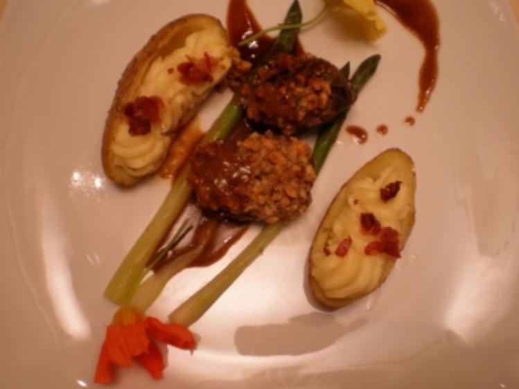 Rehrückenfilet mit Walnusskruste an Rotweinsoße und grünem Spargel - 97 ... Rehrückenfilet mit Walnusskruste an Rotweinsoße und grünem Spargel - 97 ...