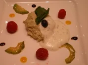 Avocado-Limettenmousse mit Jogurt-Minzeschaum und frischen Himbeeren - Rezept