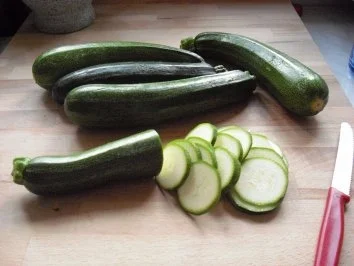 Überbackene Zucchini mit Schafskäse und Schweinefilet - Rezept - Bild Nr. 2