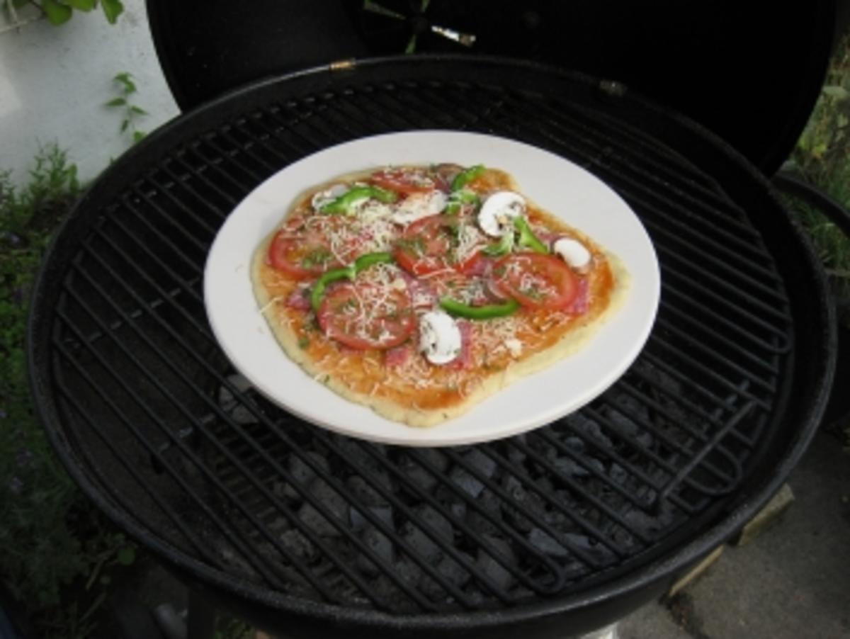 Pizza auf Stein gegrillt - Rezept