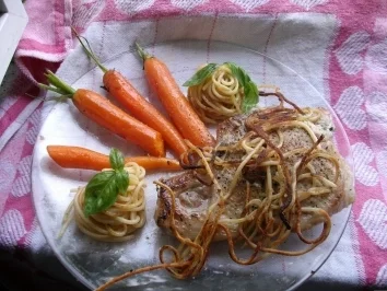 Gefülltes Kotelett mit glasierten Mörchen und gebratenen Nudeln - Rezept