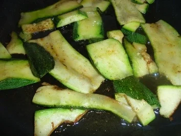 Pizza "Aus Drei macht Eins" - Rezept - Bild Nr. 4