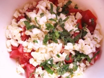 Pasta Caprese freddo---Fusilli mit kalten Tomaten-Mozarellawürfeln - Rezept - Bild Nr. 2