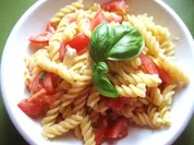 Pasta Caprese freddo---Fusilli mit kalten Tomaten-Mozarellawürfeln - Rezept