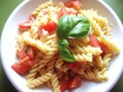 Pasta Caprese freddo---Fusilli mit kalten Tomaten-Mozarellawürfeln - Rezept