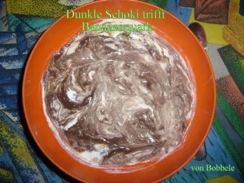 Rezept: Zwischenmahlzeit: Dunkle Schoki mit Sahne trifft Bananenquark Zwischenmahlzeit: Dunkle Schoki mit Sahne trifft Bananenquark - Rezept