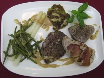 Dreierlei Filets mit Rahmsoße, Spargel, Bohnen und Pommes Macaires - Rezept