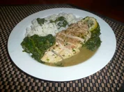 Rezept: Putenfilet in Zitrone-Weinsoße mit Spinat Putenfilet in Zitrone-Weinsoße mit Spinat - Rezept