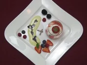 Hochzeitscreme mit Himbeeren, Fruchtsoße und Puderzucker - Rezept