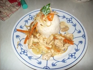 Hänchnenstreifen mit Reis Geschwenkten Gemüse und Zitronen cheyennepfeffersoße - Rezept