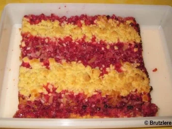 Sauerkirsch-oder Johannisbeer-Streuselkuchen - Rezept