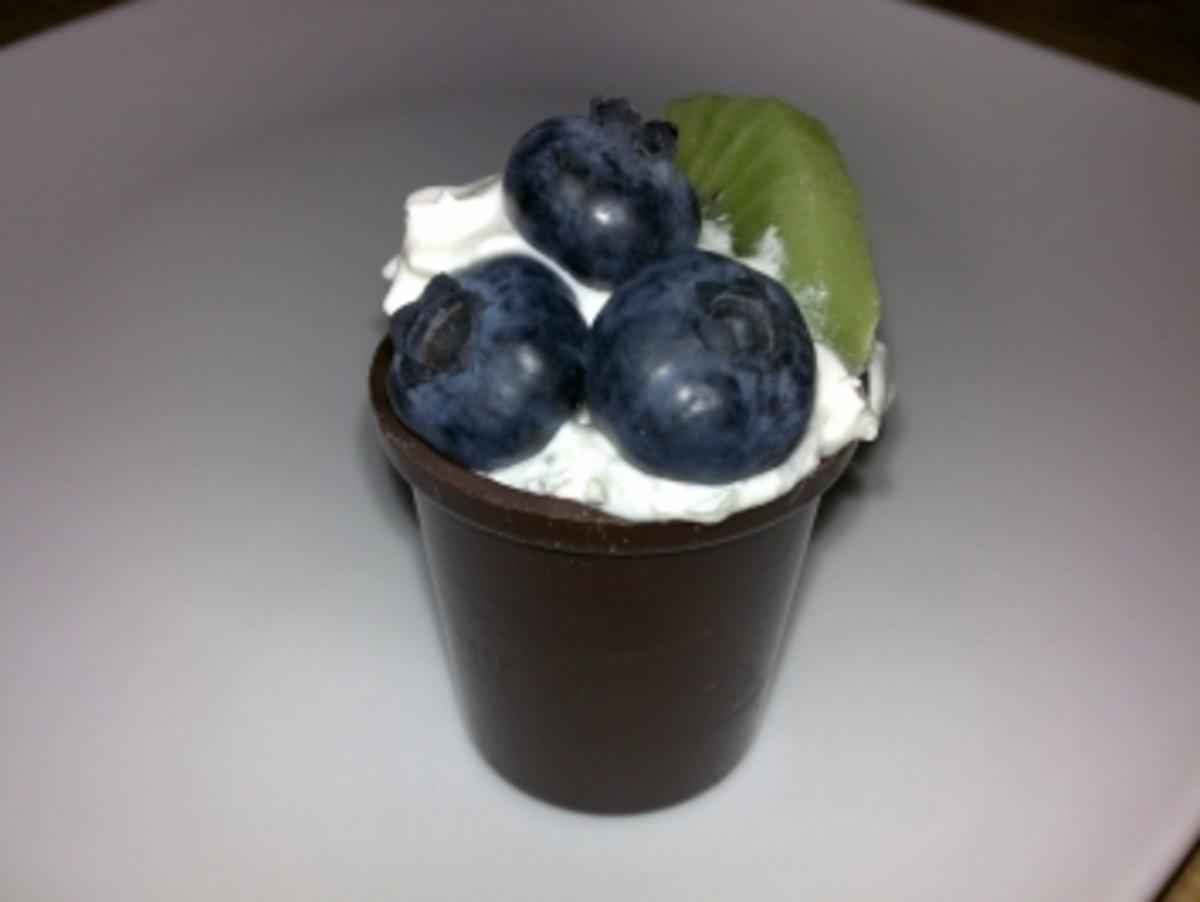 Bilder für Limonen-Mousse im Schokoladenbecher mit Kiwi und Blaubeeren - Rezept