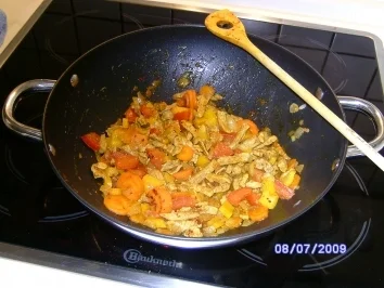 Alles aus einer Pfanne - Geschnetzeltes im Salatblatt - Rezept - Bild Nr. 3