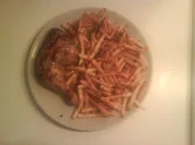 Geflügel: Hähnchenschenkel mit Pommes und Trüffelsoße - Rezept