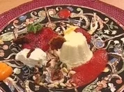 Erdbeerspeise und Orangen-Panna-Cotta mit Pistazienbruch - Rezept