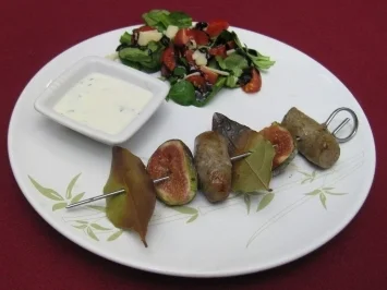Rezept: Merguez-Feigen-Spieß mit Joghurt-Dip Merguez-Feigen-Spieß mit Joghurt-Dip - Rezept