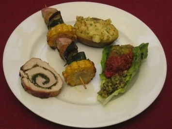 Rezept: Schweinerücken mit Gemüsespieß, gefüllter Kartoffel, 3 Salsas und Brot Schweinerücken mit Gemüsespieß, gefüllter Kartoffel, 3 Salsas und Brot - Rezept