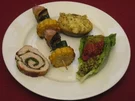 Schweinerücken mit Gemüsespieß, gefüllter Kartoffel, 3 Salsas und Brot - Rezept